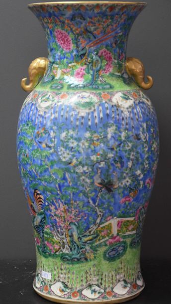 null Vase en porcelaine de Chine à décor de pivoines et d'oiseaux sur fond bleu ....
