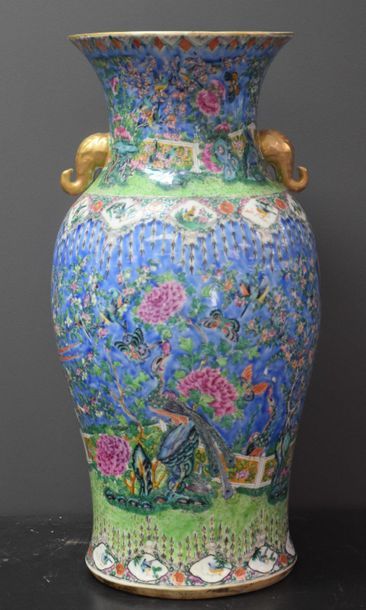 null Vase en porcelaine de Chine à décor de pivoines et d'oiseaux sur fond bleu ....