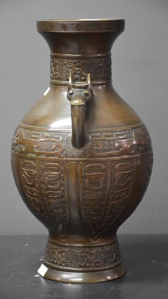 null Bronze vase, animal mouth handles. China around 1900.
