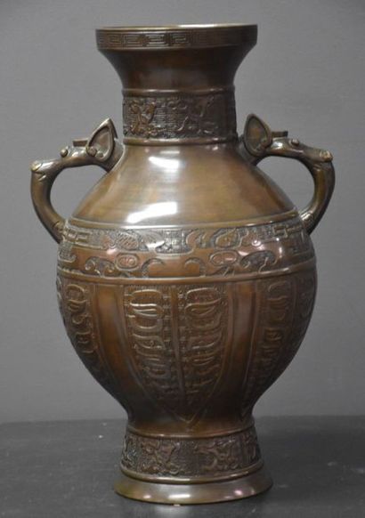 null Vase en bronze, anses à gueules d'animaux. Chine vers 1900.