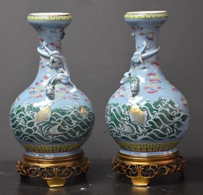 null Pair of Chinese porcelain vases decorated with dragons chasing the sacred pearl...