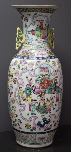 null Vase en porcelaine de Chine vers 1900 à décors animés de personnages . Ht 60...
