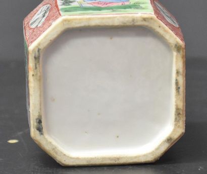null China porcelain tea box . Ht 11,5 cm .