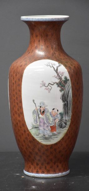 null Vase en porcelaine de Chine à décor de personnages dans des réserves et fond...
