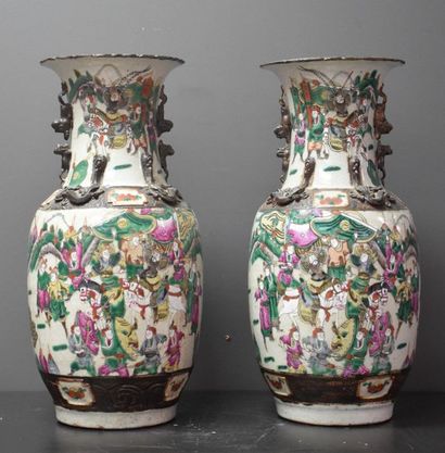null Paire de vases en porcelaine de Nankin fin XIX ème siècle . Ht 43 cm .