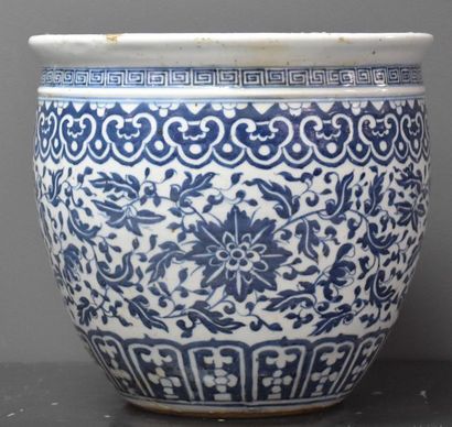 null Aquarium white blue porcelain of China . Ht 27 cm . Ø 29,5 cm . ( 2 small old...
