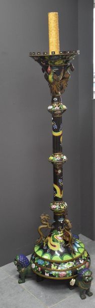 null Important lampadaire en bronze chinois cloisonné à décor de dragons aux 5 griffes,...