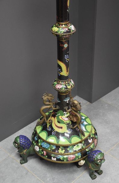 null Important floor lamp in Chinese bronze cloisonné decorated with dragons with...