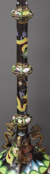 null Important lampadaire en bronze chinois cloisonné à décor de dragons aux 5 griffes,...