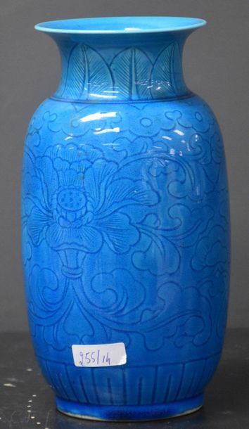 null Vase en porcelaine de Chine céladon turquoise à décor de lotus . Ht 21,5 cm...