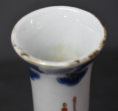null Vase en porcelaine de Chine à décor animé de personnages et de guerriers . Porte...