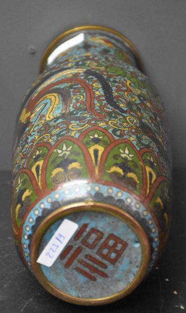 null Cloisonné Chinese vase with phoenix decoration. Small depth, slight lacks. Signed....