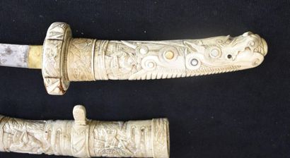 null Katana en ivoire sculpté et garni de cabochons en nacre. Japon XIX ème siècle...