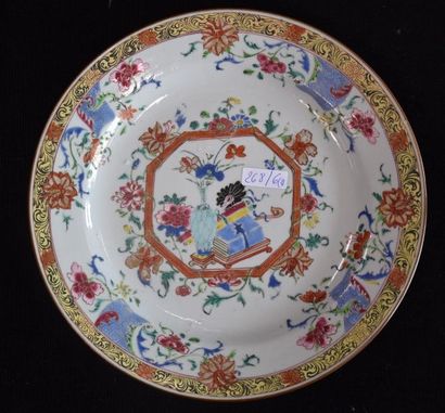 null Pair of 18th century China plates decorated with vase and furniture. Ø 25 cm...
