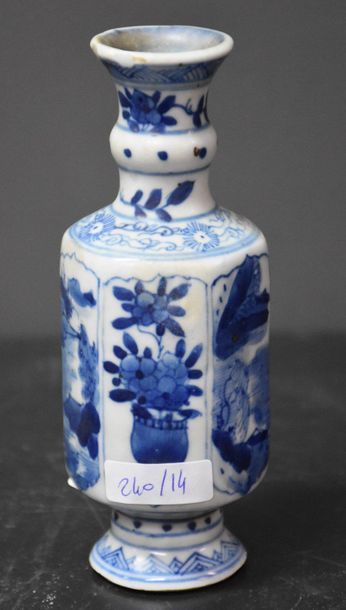 null Vase Chine blanc/bleu de forme hexagonale époque XVII ème siècle . Provenance...