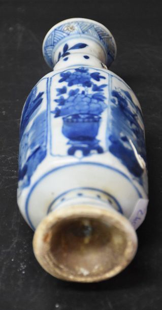 null Vase China white/blue hexagonal shape XVIIth century. Provenance of a shipwreck...