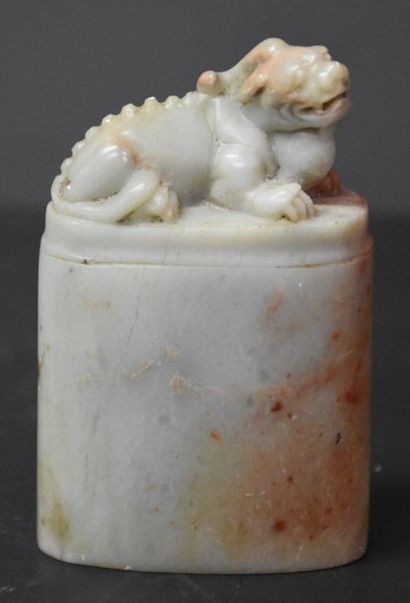 null Chinese hard stone seal with a carved dragon on top. Ht 10 cm .