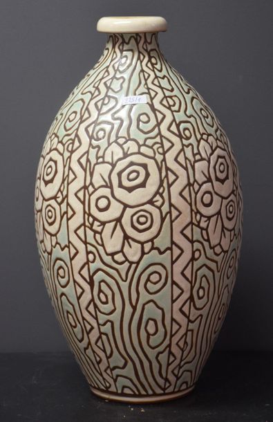  Charles Catteau. Vase en grès stylisé de la manufacture Boch Keramis . D 1003 ....