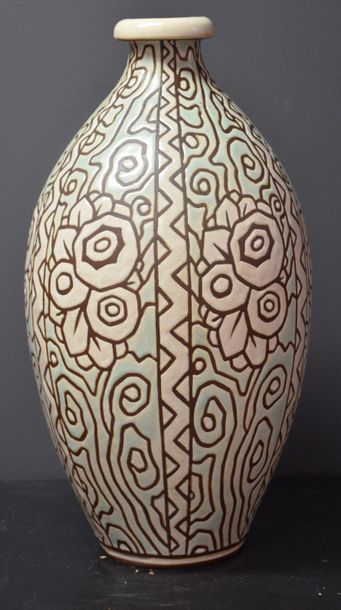  Charles Catteau. Vase en grès stylisé de la manufacture Boch Keramis . D 1003 ....