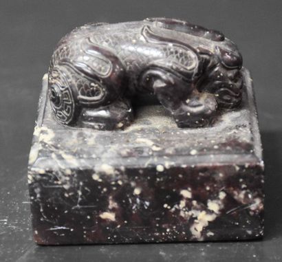 null Chinese hard stone seal carved from an animal. Ht 5,5 cm . Length 5,8 x 5,8...