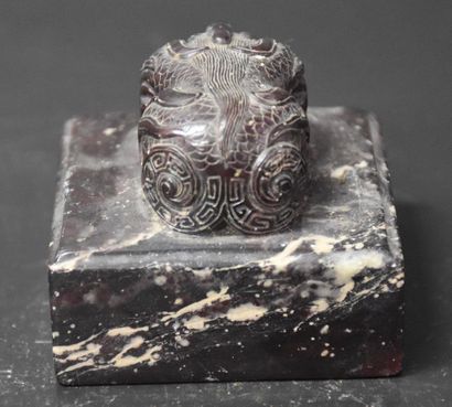 null Chinese hard stone seal carved from an animal. Ht 5,5 cm . Length 5,8 x 5,8...