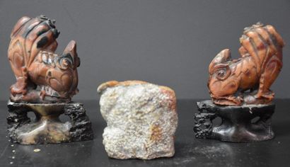null Lot of 3 Chinese hard stones around 1900 . Pair of hounds of fô + eagle . Ht...