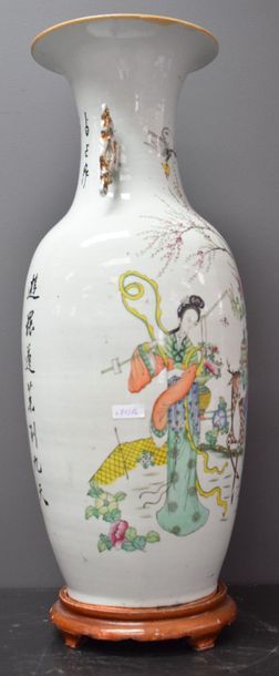 null Vase en porcelaine de Chine à décor d'élégantes et 

de daim . Ht 60 cm .