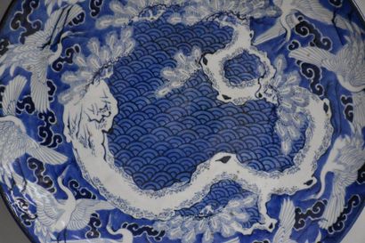 null Large Japanese porcelain dish with swans decoration . 19th century . Ø 54 cm...