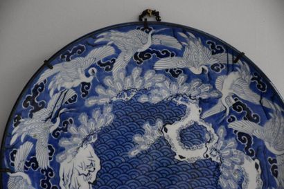 null Large Japanese porcelain dish with swans decoration . 19th century . Ø 54 cm...