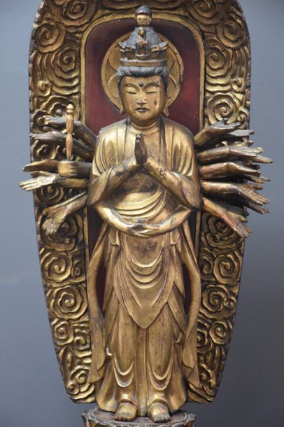 null Divinité sur fleurs de lotus en bois sculpté et doré . Japon. XIX ème siècle....