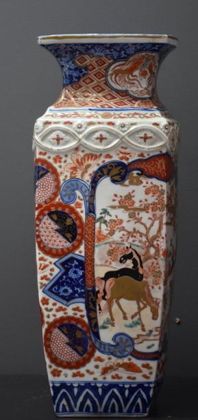 null Paire de vases en porcelaine Imari Japon XIX ème siècle . Ht 42,5 cm .