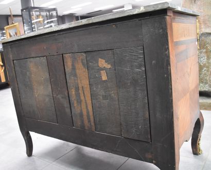 null Transition period chest of drawers in veneer wood and cube marquetry. Some lacks...