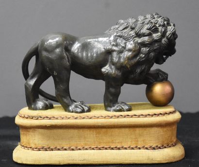 null Bronze lion circa 1820. Length 15 cm. Height 9 cm off the base.