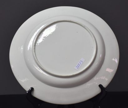 null Tournai porcelain plate decorated with crowned shooting prizes.