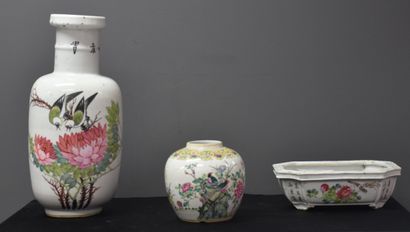 null Batch of 3 porcelain of China with flower decorations (a few chips). Ht Vase...