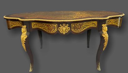 镶嵌工艺和布勒风格青铜器应用的桌子。 
20世纪中期的优质作品。高76厘米。高1...
