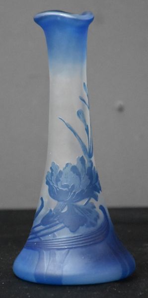 null Vase art nouveau multicouches en Val Saint Lambert, décor bleu degagé à l'acide...