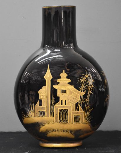 null Rare Japanese vase in Herbatte hyalite crystal, decorated in gold with pagodas...