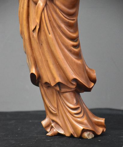 null Guanyne in carved wood XIX th century (small lack at the foot) Ht 40 cm.
