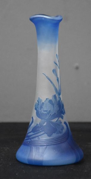 null 新艺术风格的Val Saint Lambert多层花瓶，蓝色酸蚀花纹装饰。

VSL签名的装饰。

高15厘米。