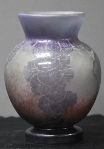 null 追逐。装饰艺术风格的玻璃花瓶，装饰着酸蚀风格的花朵。高19厘米。