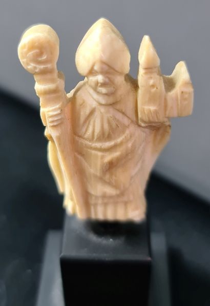 null Small bishop with a carved bone tower from the end of the 16th and beginning...
