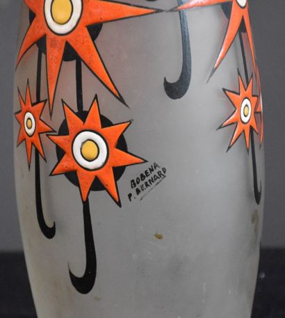 null Paul Bernard Gobena.珐琅彩星形装饰的花瓶。高31.5厘米.