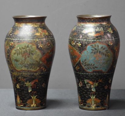null Pair of cloisonné bronze vases, China 19th century. 

Ht 20,5 cm .