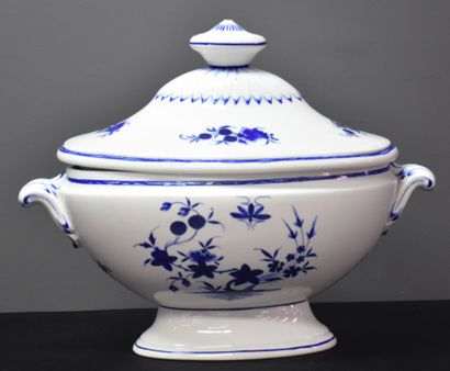 Soup tureen in porcelain of Tournai with...