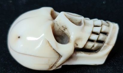 null Memento Mori in carved ivory 18th century. Ht 4 cm.