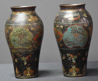 null Pair of cloisonné bronze vases, China 19th century. 

Ht 20,5 cm .