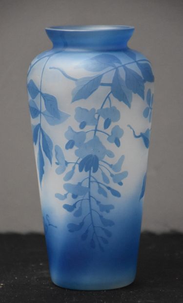 null 瓦尔-圣-兰伯特多层玻璃花瓶，酸蚀叶子装饰。

维也纳模式。

浅蓝色调。

签名VSL在装饰。

高19.5厘米。