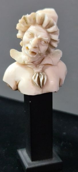 null Buste en ivoire sculpté représentant une sorcière édentée. Ht 4 cm. Ht totale...
