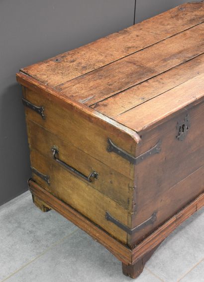 null Oak chest 18th century. Beautiful original wrought iron hinges. 

Length 113...